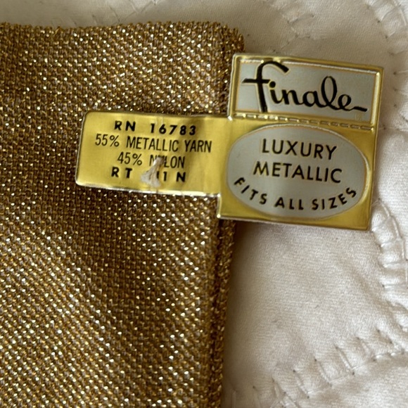 Vintage beautiful gold luxury metallic long gloves with button detail - Picture 3 of 3